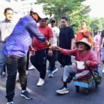 Jalan Sehat Bareng Pimpinan OPD Dari CPI ke Rujab, Pj Gubernur Sulsel Sapa Ibu-ibu Hingga Pengemis