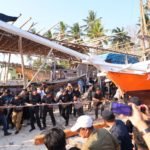 Tradisi ‘Annyorong Lopi’ di Bulukumba, Pj Gubernur Sulsel Ikut Dorong Perahu dan Harap Terus Dilestarikan