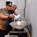 Sambangi Pelaku Usaha Rumahan Kripik Pisang, Pj Gubernur Bahtiar Bantu Promosi