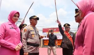 Masa Purna Bakti, Tradisi Pedang Pora Wujud Penghargaan Untuk Personel Polres Lutra