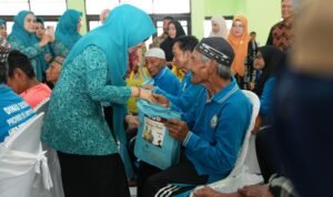 Bakti Sosial ke Panti Jompo di Parepare, Para Lansia Menangis Haru Dikunjungi Pj Ketua PKK Sulsel