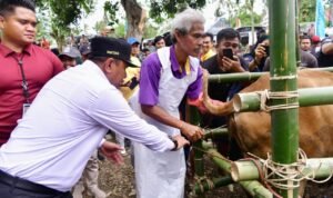 Pj Gubernur Sulsel Serahkan Bantuan Senilai Rp2 Miliar untuk Rumah Tangga Miskin di Soppeng