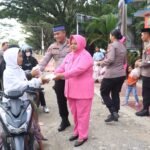Polres Morowali Bagi Takjil Hari Pertama Puasa Ramadhan 2024