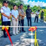 Ditandai Memotong Ayam Jantan Putih, Bupati Morut Resmikan Jalan Tiwa’a – SP3