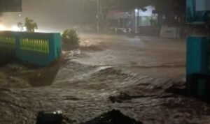 Banjir Bandang dan Longsor Terjang Enrekang, Mapolres-Kantor Dinkes Terendam