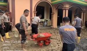 Personel Polres Palopo Gotong Royong Bersihkan Masjid Pasca Banjir Luwu