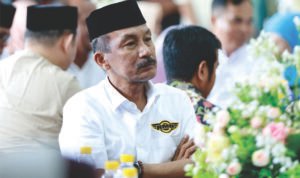 Andi Mudzakkar Kenakan Kemeja Putih Berlogo RMB dengan Peci Hitam Hadiri Halal Bihalal