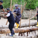 Lewati Titian Bambu di Tengah Deras Arus Sungai, Pj Gubernur Bahtiar Temui Warga Korban Bencana di Latimojong dan Bajo Barat