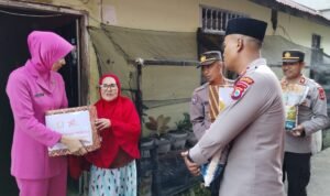 Peduli Sesama, Polres dan Bhayangkari Palopo Salurkan Bansos ke Lansia