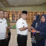 Bupati Asahan Serahkan Buku Tabungan Dana Pinjaman Bergulir