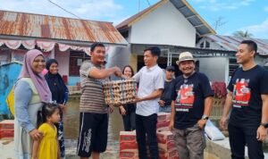 Kawasan-Personel Polres Lutra Salurkan Bantuan Korban Bajir di Malangke