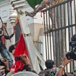 Demo Tolak RUU Pilkada, Massa Jebol Pagar Gedung DPR