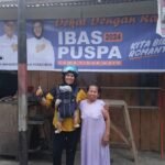 Sambil Gendong Anak, Ibu-ibu di Mangkutana Nekat Pasang Baliho di Rumah-rumah Warga