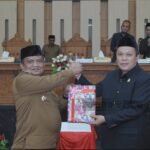 Rapat Paripurna DPRD, Pj Bupati Serahkan Dokumen KUA dan PPAS APBD Luwu Tahun 2025