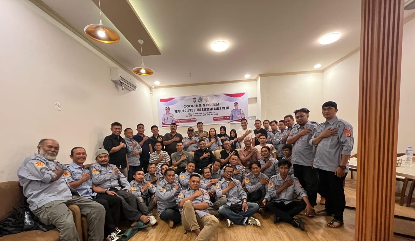 Polres Luwu Utara menggelar Cooling System bersama Awak Media, di Warkop Remaja, di depan Bandara Andi Djemma, Masamba, Kabupaten Luwu Utara, Sulsel. Senin 18 November 2014.(dok: polres lutra)