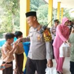 Kapolres Palopo Bersama Ketua Bhayangkari Bagi Makanan Bergizi ke Siswa SDN 21 Paredean