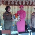 Tinjau Kesiapan Pos Pangamanan dan Pelayanan, Kapolres Palopo Bersama Ketua Bhayangkari Bagikan Suplemen