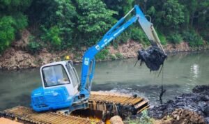 Cegah Banjir, Kali Cipinang di Kramat Jati Jakarta Timur Dikeruk