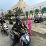 Hari ke-3 Ramadan, Polres Morowali Bagikan Takjil kepada Pengendara