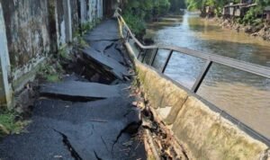 Akses Jalan dan Jembatan di Kebon Manggis Lumpuh Akibat Longsor Turap