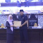 Rapat Paripurna DPRD, Wabup Lutim Serahkan Ranperda APBD 2024 dan Rancangan Perubahan KUA PPAS 2025