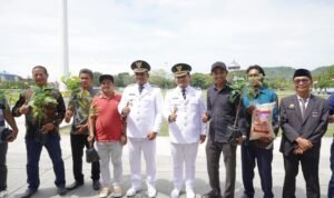 Pemkab Luwu Peringati HUT ke 80 Republik Indonesia: Bupati Serahkan Bantuan Bibit Pertanian, Penghargaan, Kendaraan Sampah, hingga Santunan