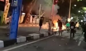 Demo Tolak Kenaikan PBB di Bone Ricuh, Polisi Semprot Massa dengan Water Canon