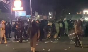 Dialog Buntu, Demo Tolak Kenaikan PBB di Bone Ricuh, Polisi Tembakkan Gas Air Mata