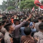 Polisi Pukul Jurnalis Saat Liput Demo di DPR