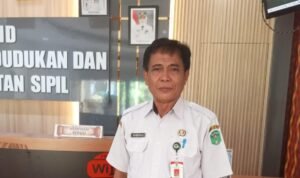 Dukcapil Lutim Sediakan Minuman Dingin Gratis untuk Warga, Bukti Pelayanan Kian Nyaman di Era Ibas-Puspa