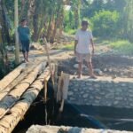 Dorong Gotong Royong Warga, Anggota DPRD Jalisman Tinjau dan Bantu Pembangunan Plat Deukker di Buangin