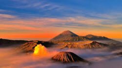Menjelajahi Pesona Keindahan Matahari Terbit Di Puncak Gunung Bromo Jawa Timur Indonesia